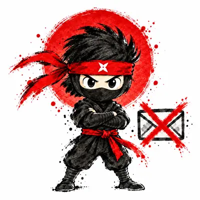 Ninja con brazos cruzados junto a un sobre tachado